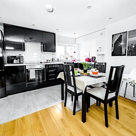 Charming London Home, Opp Arnos Grove Underground Station, Parking New Southgate Екстериор снимка