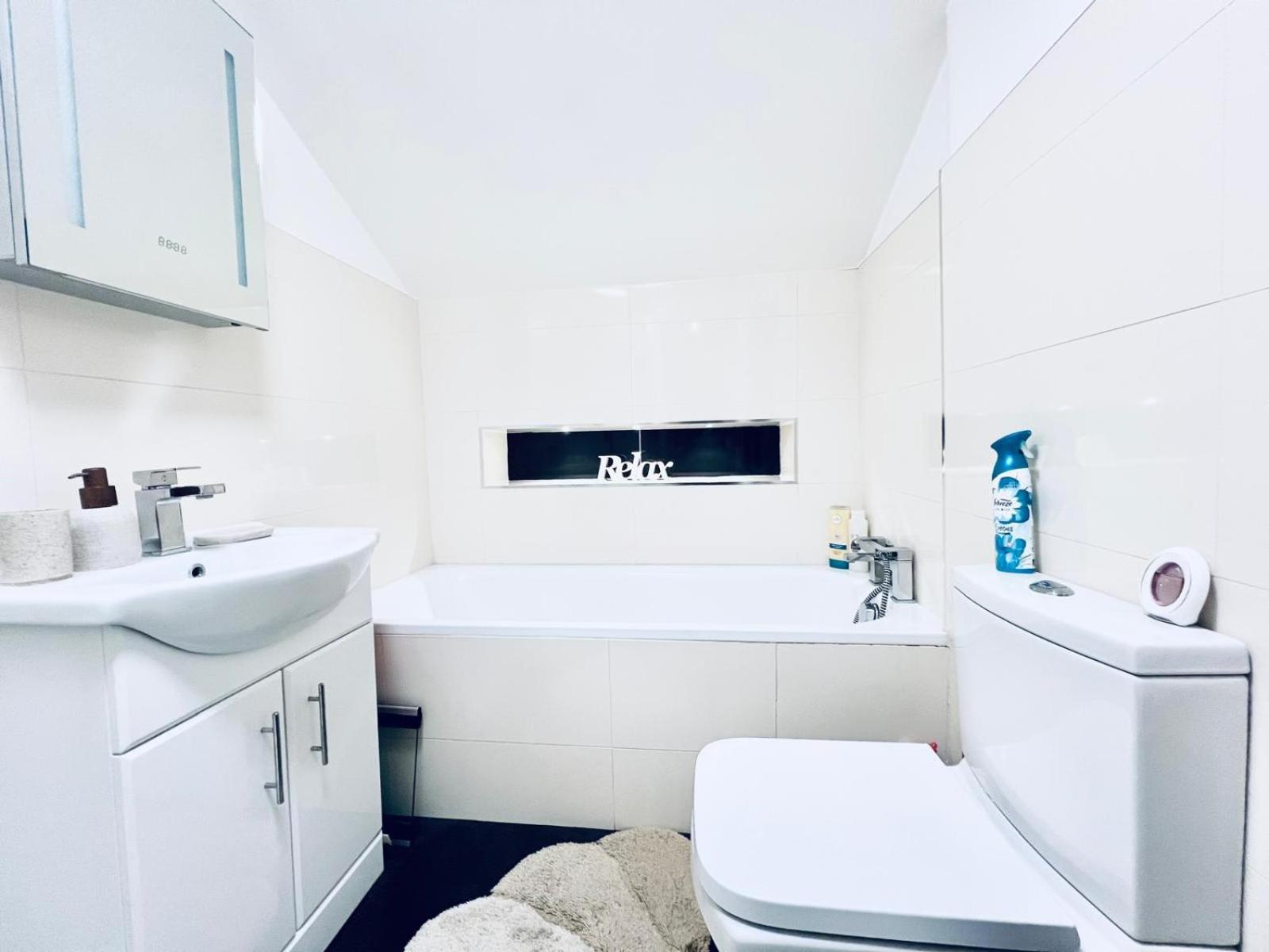 Charming London Home, Opp Arnos Grove Underground Station, Parking New Southgate Екстериор снимка