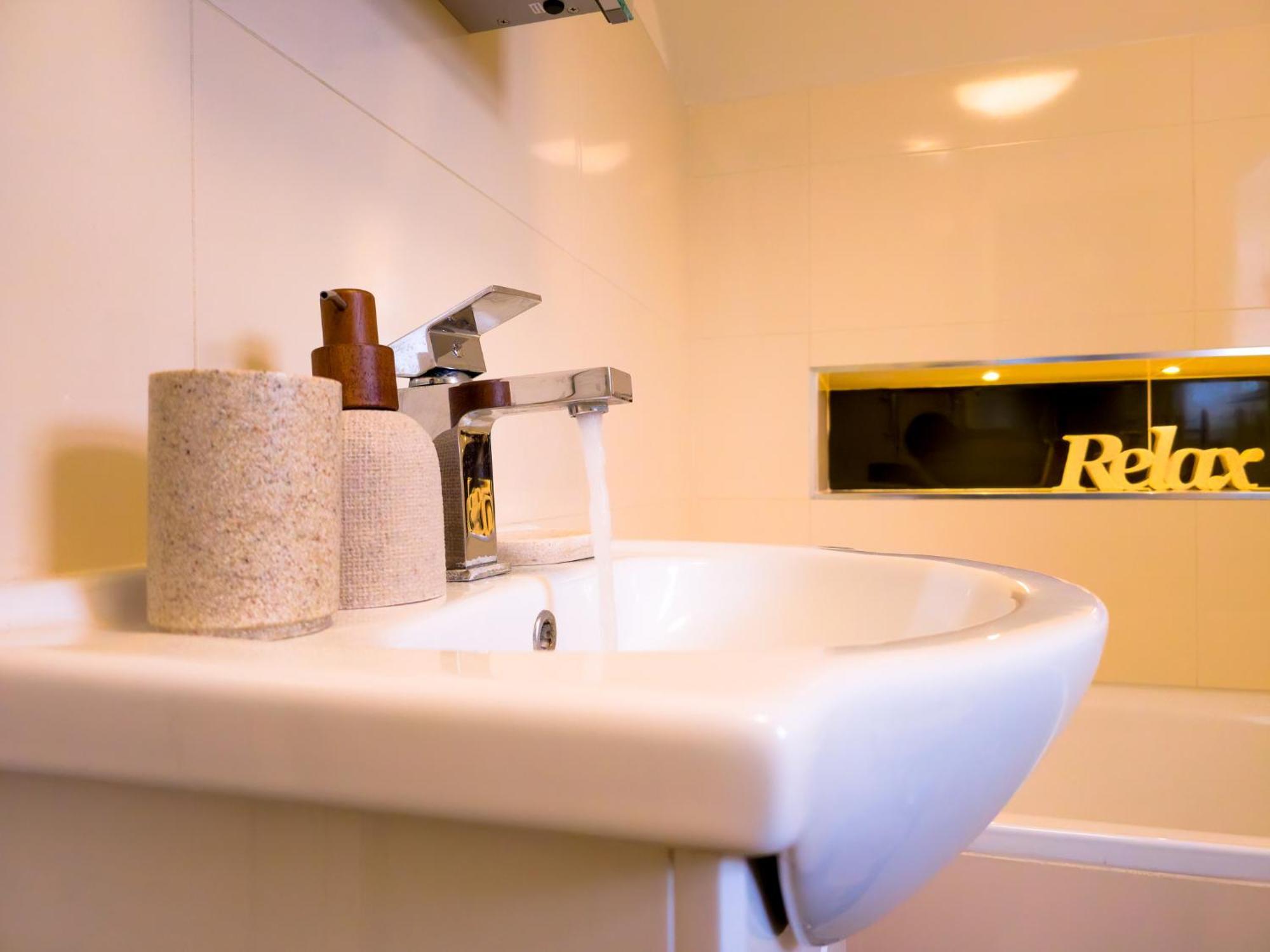 Charming London Home, Opp Arnos Grove Underground Station, Parking New Southgate Екстериор снимка