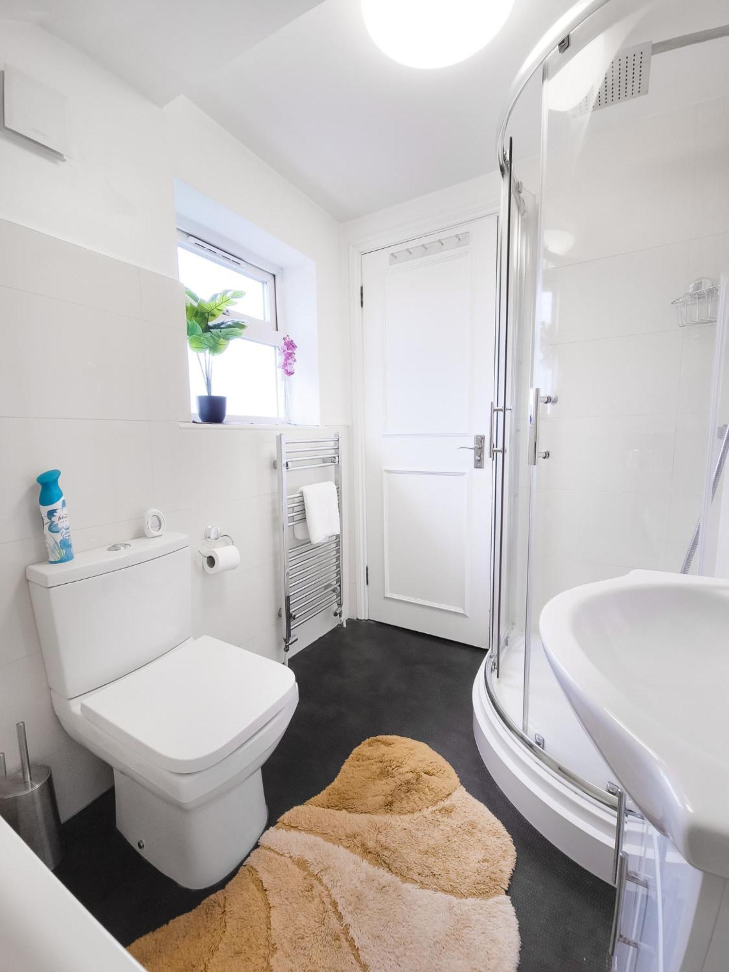 Charming London Home, Opp Arnos Grove Underground Station, Parking New Southgate Екстериор снимка