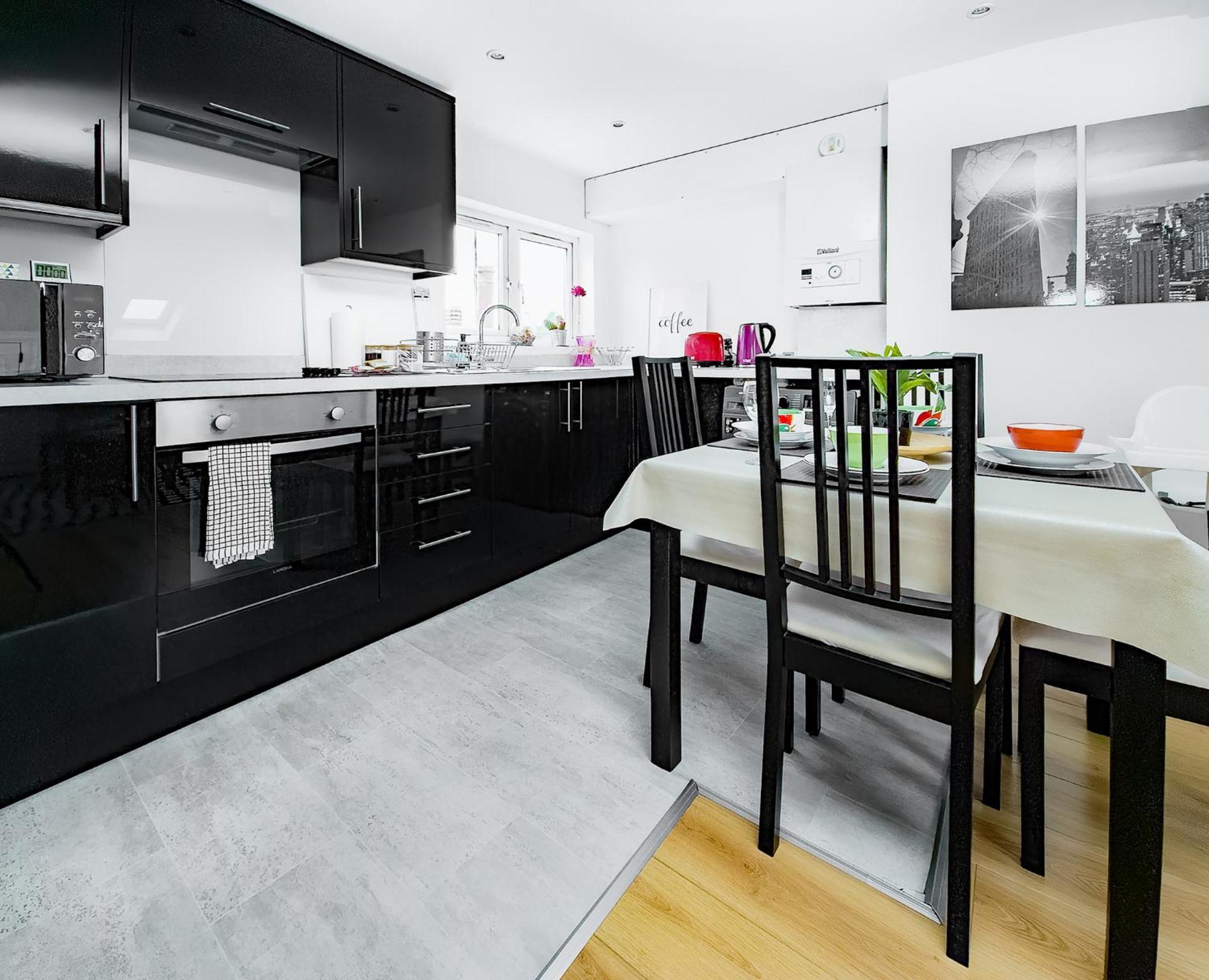 Charming London Home, Opp Arnos Grove Underground Station, Parking New Southgate Екстериор снимка