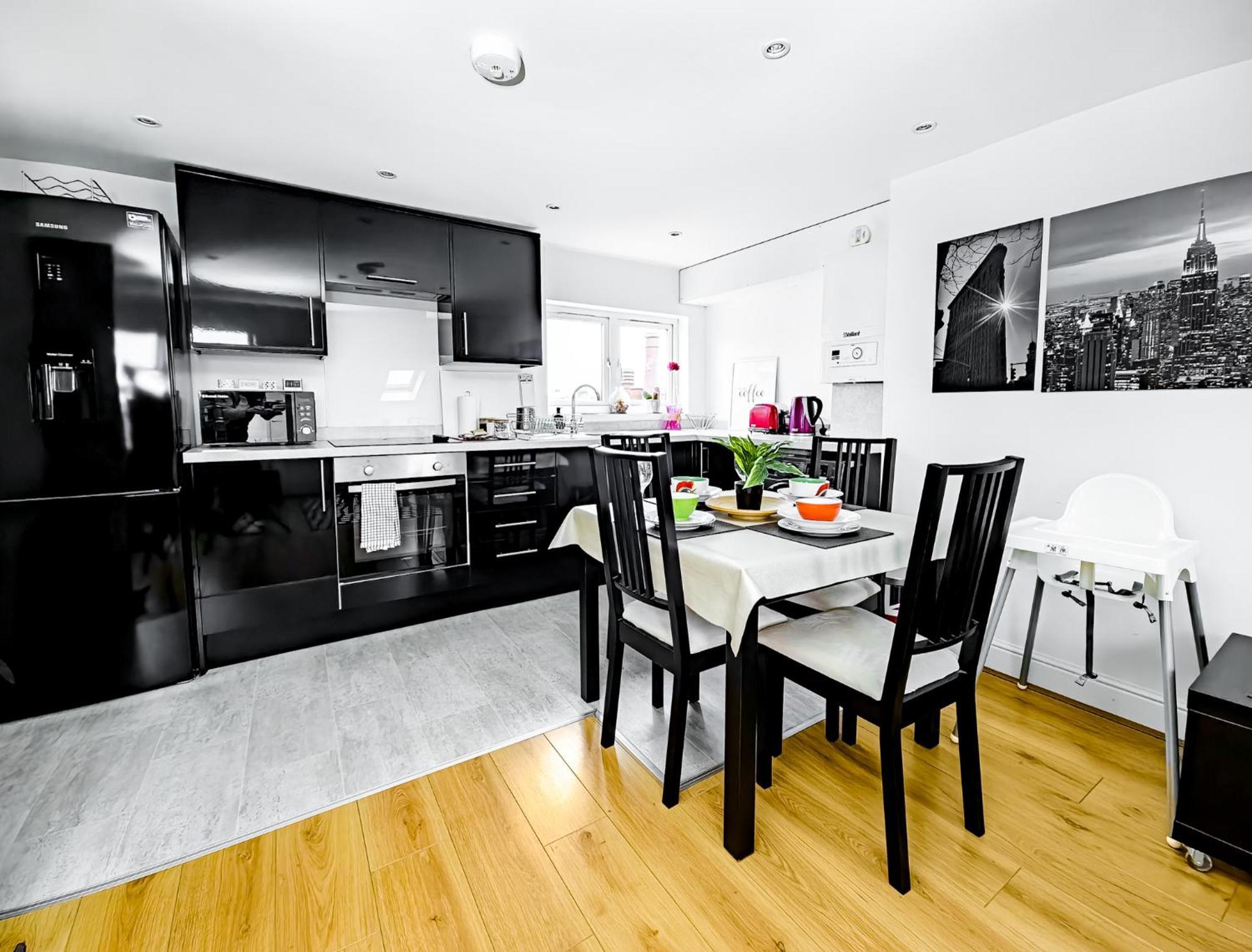 Charming London Home, Opp Arnos Grove Underground Station, Parking New Southgate Екстериор снимка